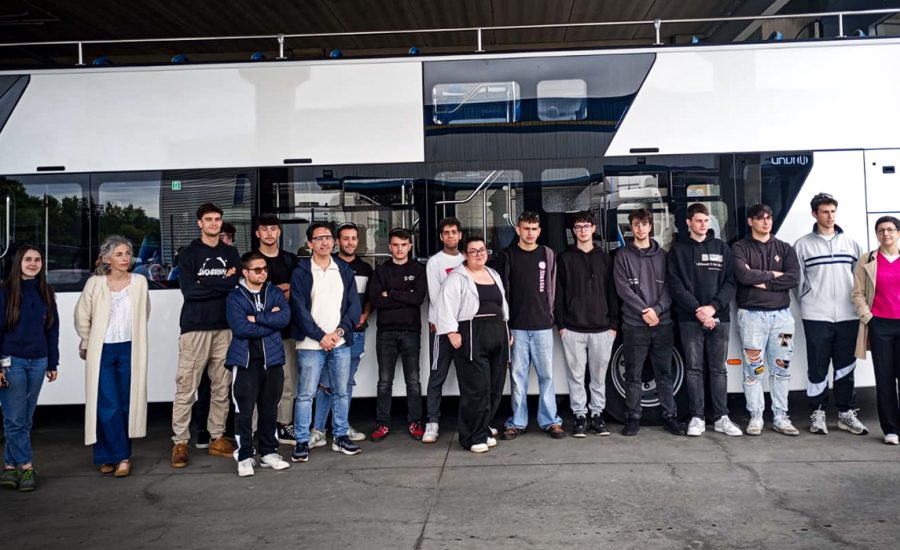 Visita dos alunos do curso de Automoção do IES A Laboral à UNVI