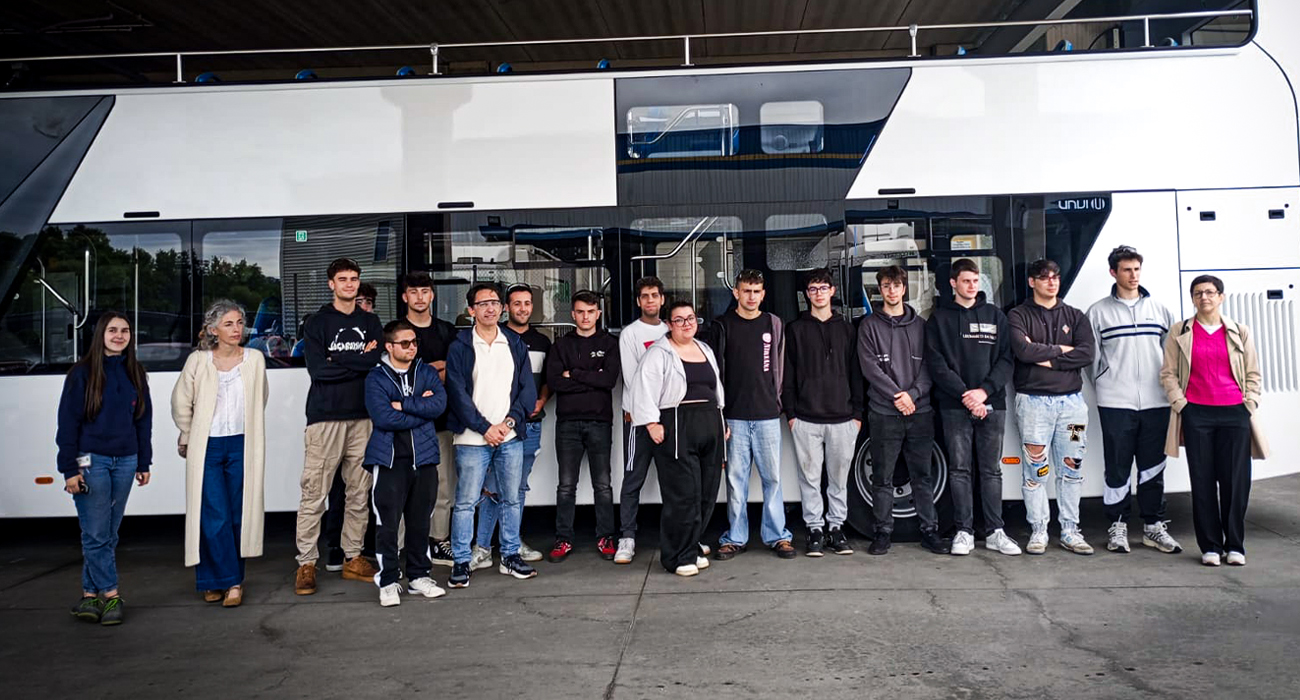 Visita dos alunos do curso de Automoção do IES A Laboral à UNVI
